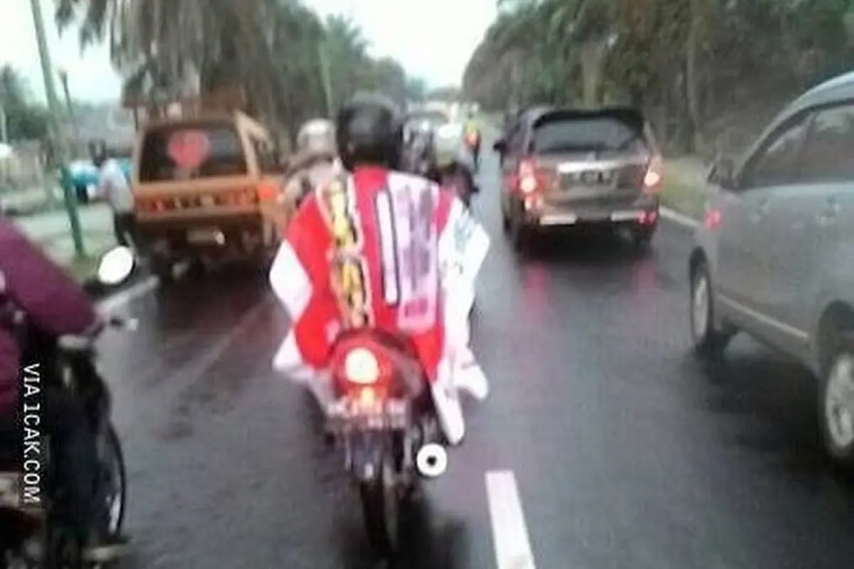 Kumpulan Potret Jas Hujan yang Bikin Kamu Jadi Pusat Perhatian (ist)