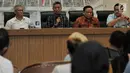 Komisioner KPU Wahyu Setiawan, Ketua Bawaslu Abhan, Direktur Program TKN Jokowi-Ma'ruf Aria Bima dan Direktur Relawan BPN Prabowo-Sandi Ferry Mursyidan Baldan memberikan keterangan mengenai hasil rapat persiapan Debat Capres keempat di Jakarta, Senin (25/3). (merdeka.com/Iqbal S Nugroho)