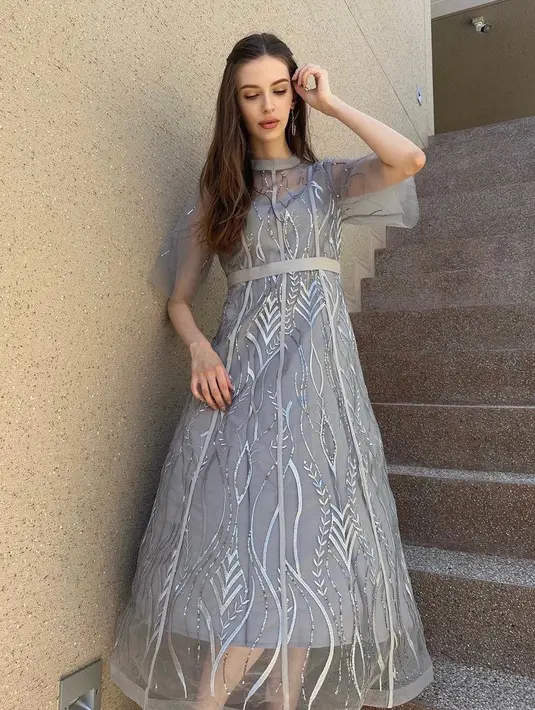 Shiino tampil bak princess dengan gaun silver bermotif. Dengan aksen lengan tulle.  [@karolina0824]