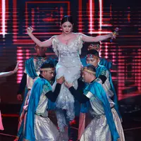 Pedangdut Dewi Perssik tak pernah setengah-setengah dalam menampilkan performanya di atas panggung. Seperti aksinya di panggung Indonesia Dangdut Awards (IDA) 2015 di Jakarta pada Rabu (28/10/2015) ini. (Deki Prayoga/Bintang.com)