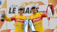 Pebalap Indonesia, Sean Gelael (kanan), menjuarai ajang Asian Le Mans Series putaran ketiga di Thailand, Minggu (10/1/2016). (Dokumen Pribadi Sean Gelael)