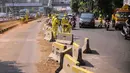 Petugas Dinas Bina Marga DKI Jakarta memperbaiki separator busway di kawasan Jalan Gatot Subroto, Jakarta, Selasa (1/10/2019). Separator busway dirusak massa saat terjadi bentrok antara polisi dengan demonstran di kawasan tersebut. (Liputan6.com/Faizal Fanani)