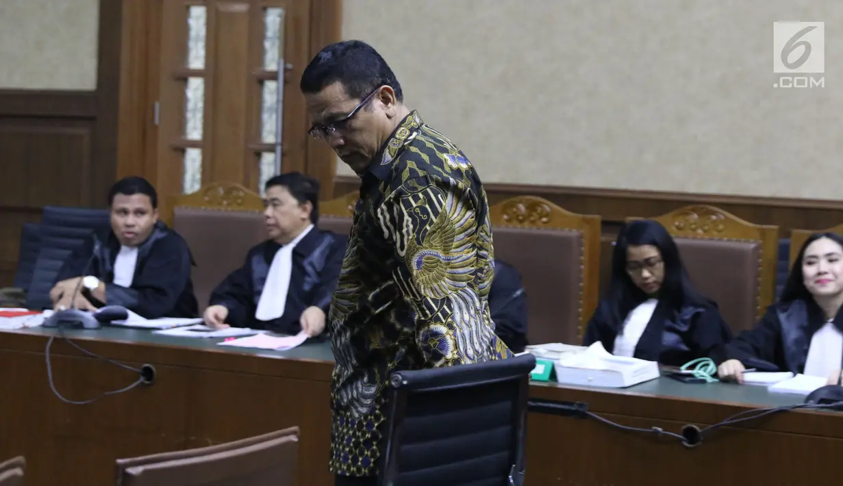 Terdakwa korupsi pengadaan dan pelaksanaan pembangunan kampus IPDN Sumbar di Kab Agam TA 2011, Dudy Jocom jelang menjalani sidang lanjutan di Pengadilan Tipikor Jakarta, Rabu (5/9). Sidang mendengar keterangan saksi. (Liputan6.com/Helmi Fithriansyah)