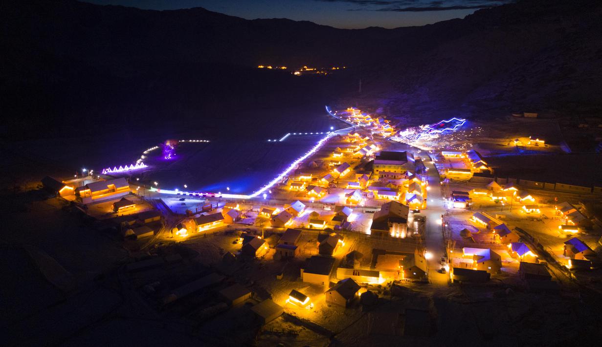 Foto dari udara yang diabadikan pada 25 Desember 2020 menunjukkan pemandangan musim dingin di Desa Talat di Koktokay, wilayah Fuyun, Daerah Otonom Uighur Xinjiang, China. Berlokasi di dekat hulu Sungai Ertix, Desa Talat dijuluki sebagai "desa pertama di sepanjang Sungai Ertix". (Xinhua/Sadat)