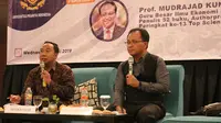 Menurut Guru Besar Universitas Gadjah Mada (UGM), Mudrajad Kuncoro, memberikan pemaparan dalam Seminar Authorpreneur untuk Kampus Pramita, di Tangerang. (Liputan6.com/Pramita Tristiawati)