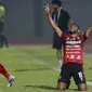 Bali United akhirnya mencetak gol penyeimbang melalui sundulan Yabes Roni pada menit ke-56. Menerima umpan Eber Bessa, Yabes Roni kemudian menyundul bola ke tiang jauh Persib sehingga gagal diselamatkan oleh kiper Muhammad Natshir. (Bola.com/M Iqbal Ichsan)