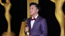 AMI Awards 2016 yang dipandu Daniel Mananta itu memperebutkan 73 trofi. Dengan 47 kategori, 3 kategori Best Of The Best dan 2 Spesial Awards. Rizky Febian berhasil membawa dua piala. (Deki Prayoga/Bintang.com)