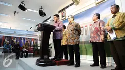Kepala BKPM Franky Sibarani melakukan konferensi pers usai rapat terbatas di Kantor Presiden, Jakarta, Selasa (29/9/2015). Pemerintah mengumumkan paket kebijakan tahap dua yang difokuskan pada industri, keuangan dan ekspor. (Liputan6.com/Faizal Fanani)