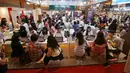 Pengunjung memadati Astindo Travel Fair 2018 untuk mendapatkan tiket liburan di JCC, Jakarta, Jumat (2/3). Kegiatan Travel Fair yang digelar pada 2-4 Maret 2018 menawarkan tiket promo dengan berbagai tujuan dalam dan luar negeri. (Liputan6.com)