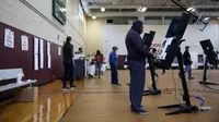 Warga memberikan suara mereka di tempat pemungutan suara di Washington DC, Amerika Serikat (AS), pada 27 Oktober 2020. Pemungutan suara awal (early voting) secara langsung dimulai di Washington DC pada Selasa (27/10) di 32 tempat pemungutan suara. (Xinhua/Ting Shen)