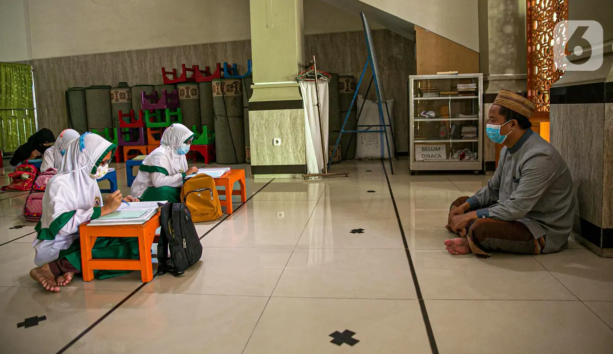 Guru mengajar anak-anak mengaji di Masjid At-Taqwa, Jakarta, Rabu (14/4/2021). Kegiatan tersebut berlangsung selama 20 hari. (Liputan6.com/Faizal Fanani)