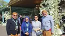 Menteri Retno Marsudi turut hadir mengenakan kebaya abu-abu dan kain batik coklat. @sigitwidyawan.