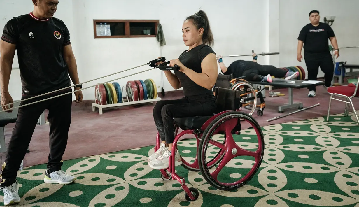 Perjalanan Ni Nengah Widiasih menatap ajang tersebut tak mudah. Ia bahkan dikabarkan tengah berjuang melawan cedera bahu. Meskipun begitu, Ni Nengah Widiasih tak patah arang. (AFP/Yasuyoshi Chiba)