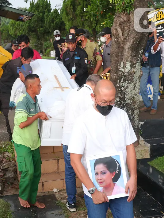 <p>Aditya Tumbuan memimpin barisan paling depan yang mengantarkan sang ibu yang juga aktris senior Rima Melati menuju pemakaman di TPU Tanah Kusir, Jakarta Selatan, Sabtu (25/6/2022). Rima Melati dimakamkan satu liang lahat dengan ibunya di TPU Tanah Kusir. (Liputan6.com/Angga Yuniar)</p>
