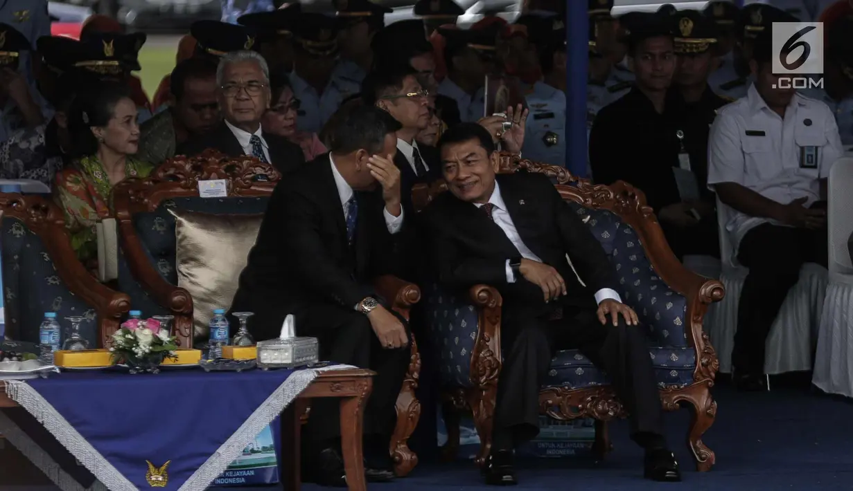 Kepala Staf Kepresidenan  Jenderal (Purn) Moeldoko saat menghadiri upacara serah terima jabatan KSAU di Lapangan Udara Halim Perdanakusuma, Jakarta, Jumat (19/1). (Liputan6.com/Faizal Fanani)
