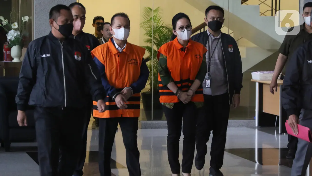 Diduga Terima Suap, Bupati Kapuas dan Istri Ditahan KPK