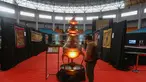 Pengunjung mengamati artefak Nabi Muhammad SAW dan para sahabat serta keluarga saat pameran di gedung Laga Satria, Pakansari, Cibinong, Kabupaten Bogor, Jawa Barat, Jumat (20/2/2026). (merdeka.com/Arie Basuki)
