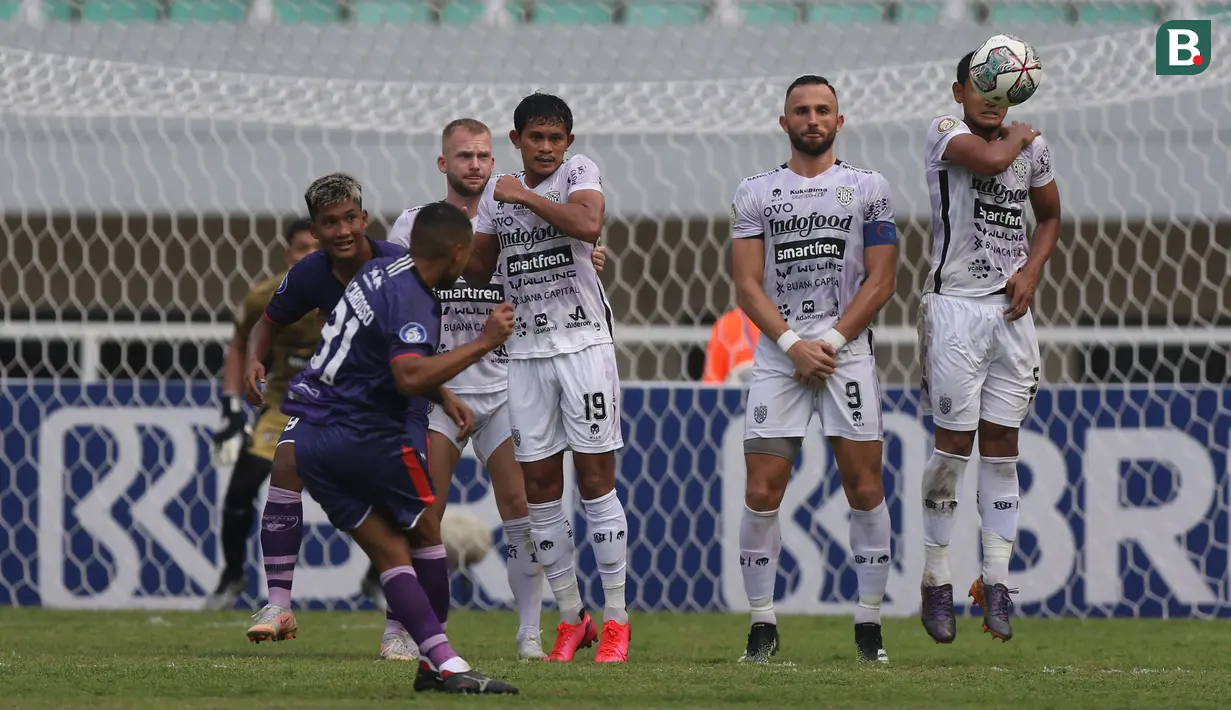 Sejumlah pemain Bali United berusaha menahan bola tendangan bebas gelandang Persita, Harrison Cardoso (kiri) dalam laga pekan ke-4 BRI Liga 1 2021/2022 di Stadion Pakansari, Bogor, Jumat (24/09/2021). Bali United menang 2-1. (Bola.com/Bagaskara Lazuardi)