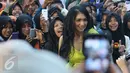 Angel Karamoy saat berpose bersama fans di salah satu stasiun tv, Jakarta, Rabu (30/12). Angel Karamoy rupanya masih mengunci bibir terkait isu keretakan rumahtangganya dengan Steven Rumangkang. (Liputan6.com/Herman Zakharia)