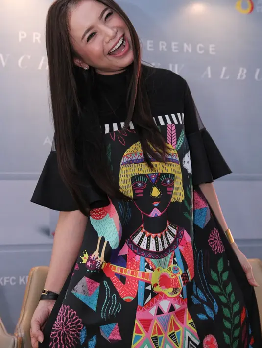 "Album ini bisa dibilang merupakan salah satu album terbaik yang pernah saya buat. Semoga album ini bisa diterima dan dinikmati oleh masyarakat Indonesia," tukas Rossa. (Adrian Putra/Bintang.com)