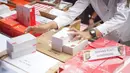 Petugas kepolisian merapikan barang bukti kasus penyelundupan perangkat telekomunikasi elektronik di Polda Metro Jaya, Jakarta, Kamis (29/8/2019). Polda Metro Jaya menangkap empat orang pelaku penyelundupan 5.572 handphone (HP) berbagai merek dari China ke Jakarta. (Liputan6.com/Immanuel Antonius)