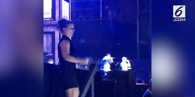 VIDEO: Konser Eminem, Penonton Salah Fokus ke Wanita Ini