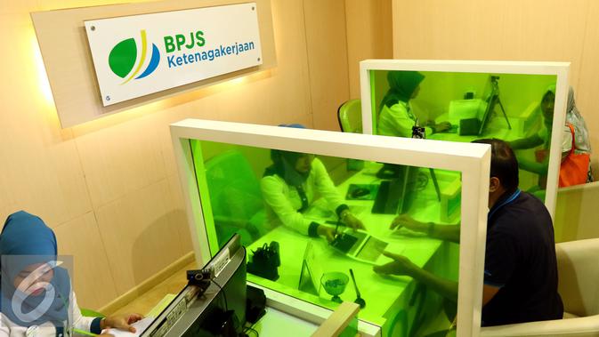 Petugas melayani warga pengguna BPJS di di Kantor Cabang BPJS Ketenagakerjaan Salemba, Jakarta, Rabu (04/5). BPJS mencatat ada 19 juta tenaga kerja yang telah terdaftar dalam empat program di BPJS Ketenagakerjaan.(Liputan6.com/Fery Pradolo)