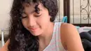 Anak yang duduk di bangku kelas 7 SMP ini memiliki paras cantik layaknya sang ibu. Saat senyum tipis seperti ini membuat Leticia sama persis dengan Sheila Marcia remaja. Potret cantiknya Leticia bergaya candid ini curi perhatian. (Liputan6.com/IG/itssheilamj)