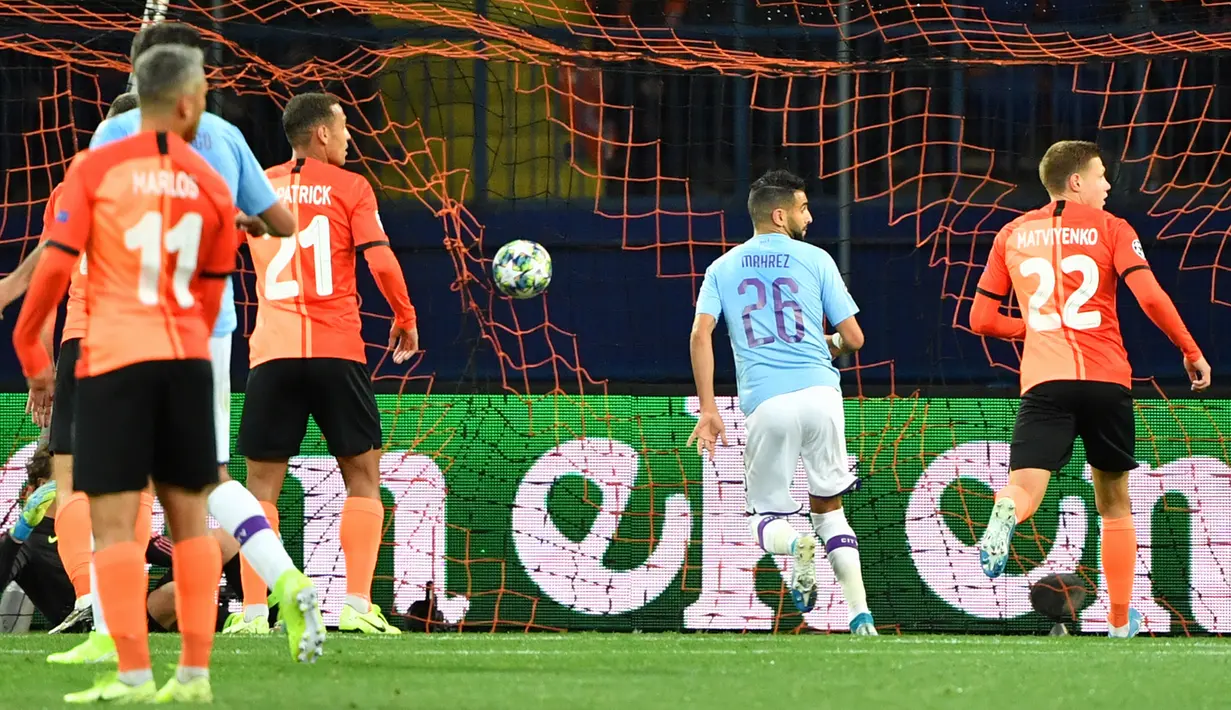 Pemain tengah Manchester City, Riyad Mahrez mencetak gol ke gawang Shakhtar Donetsk pada laga pertama Grup C Liga Champions di Metalist Stadium, Rabu (18/9/2019). Manchester City sukses menghantam Shakhtar Donetsk dengan skor 3-0. (Sergei SUPINSKY / AFP)