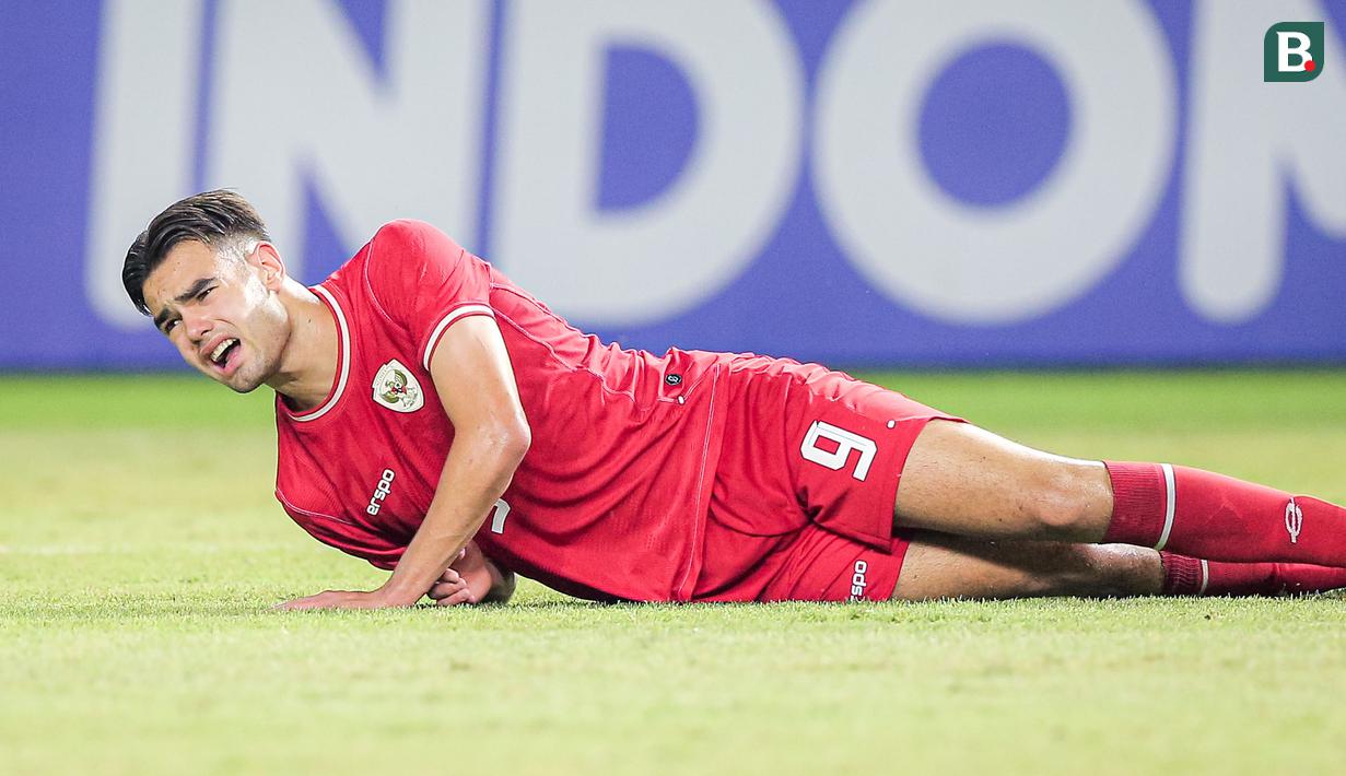 <p>Pemain Timnas Indonesia U-19, Jens Raven meringis kesakitan setelah mengalami cedera saat menghadapi Thailand U-19 pada laga final Piala AFF U-19 2024 di Stadion Gelora Bung Tomo, Surabaya, Senin (29/7/2024). (Bola.com/Bagaskara Lazuardi)</p>