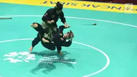 Pasangan pesilat Indonesia, Ayu Sidan Wilantari dan Ni Made Dwiyanti tampil dalam babak final ganda putri pencak silat seni Asian Games 2018 di Padepokan Pencak Silat TMII, Rabu (29/8). Pasangan ini berhasil menyabet medali emas. (Merdeka.com/Imam Buhori)