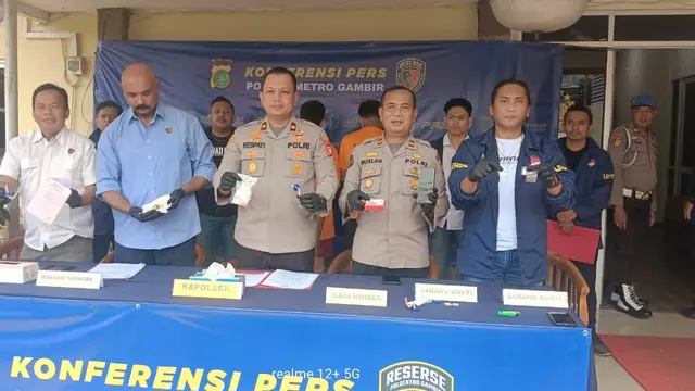 Kapolsek Metro Gambir, Kompol Rezeki R. Respati, merilis kasus Rafi Ramdhan alias RR (24), seorang selebgram yang juga konsultan spiritual, yang ditangkap karena mengedarkan narkoba jenis sabu. (Liputan6.com/Ady Anugrahadi)