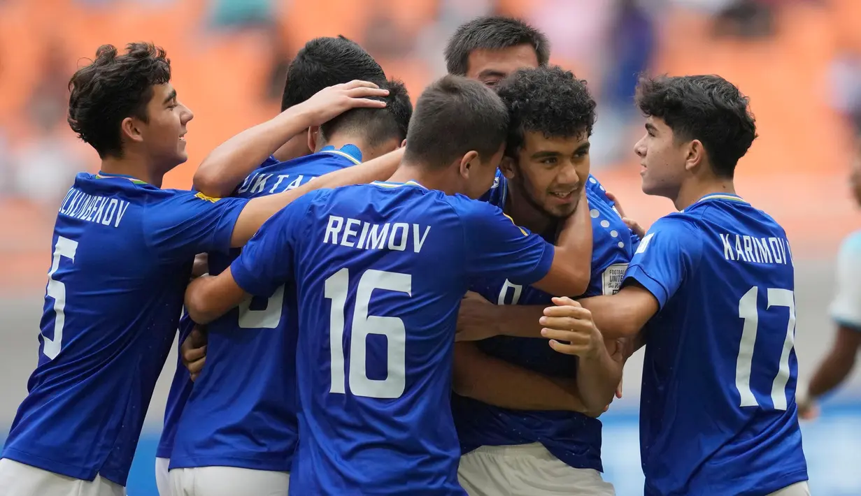 Dengan kemenangan ini, timnas Uzbekistan U-17 berhak tampil di perempat final Piala Dunia U-17 2023. (AP Photo/Dita Alangkara)