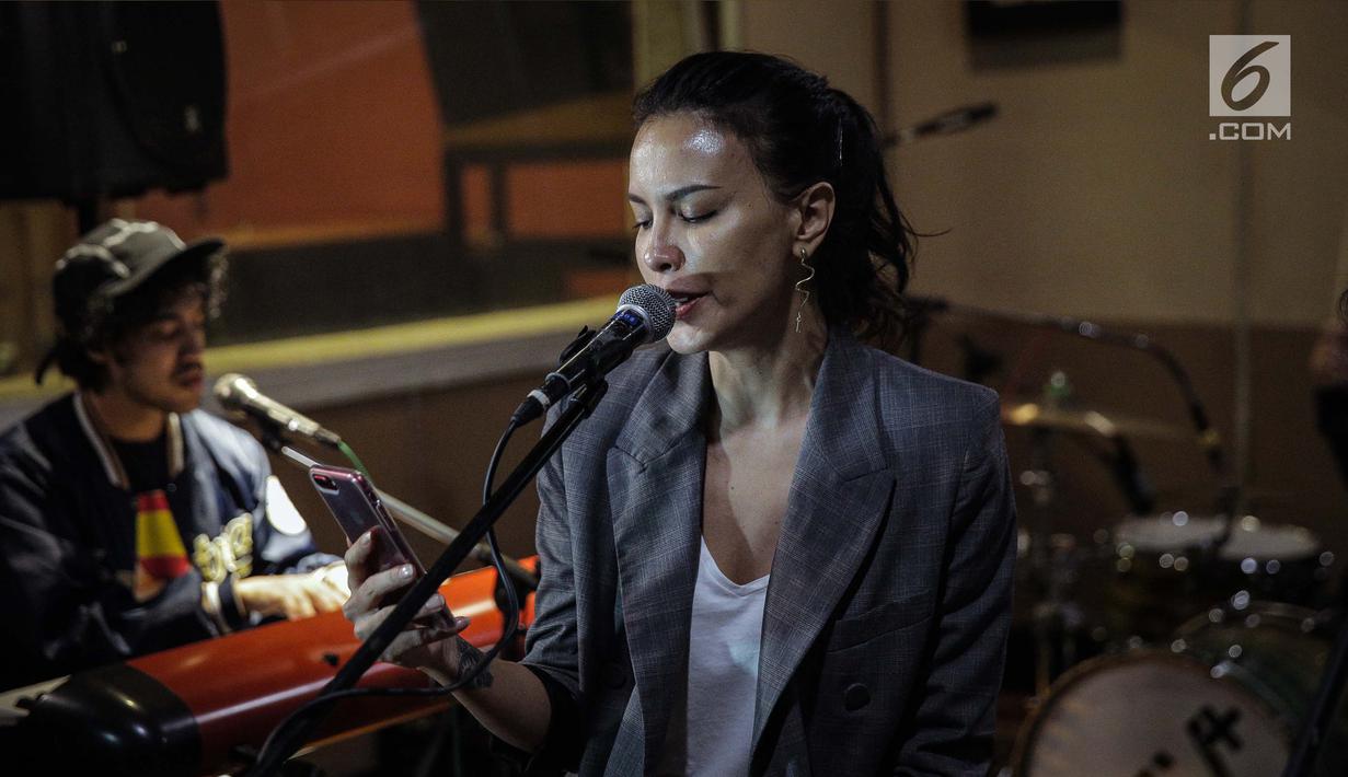 Aktris Sophia Latjuba saat latihan bersama band NeV+ di Musica Studio, Jakarta, Jumat (26/1). Sebelumnya, grup musik Nidji memutuskan untuk vakum setelah vokalisnya Giring Ganesha memutuskan untuk terjun ke dunia politik. (Liputan6.com/Faizal Fanani)