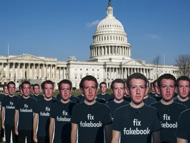 100 potongan karton CEO Facebook Mark Zuckerberg berjejer di halaman Capitol AS di Washington DC (10/4). Potongan karton Mark Zuckerberg ini dipajang di halaman Capitol AS oleh kelompok advokasi Avaaz. (Zach Gibson / Getty Images / AFP)