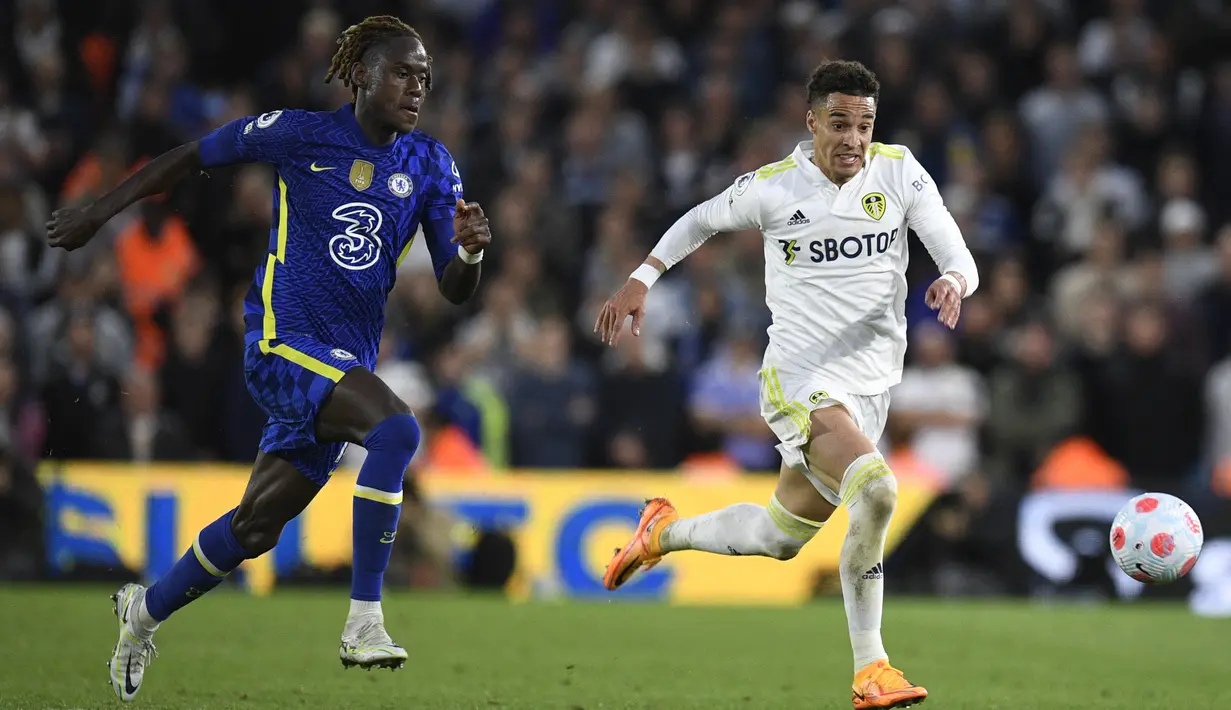 <p>Bek Chelsea Trevoh Chalobah (kiri) dan striker Leeds United Rodrigo (kanan) berusaha mengejar bola dalam laga tunda pekan ke-33 Liga Inggris 2021/2022 di Stadion Elland Road, Kamis (12/5/2022) dini hari WIB. Chelsea menang telak 3-0 atas Leeds United. (Oli SCARFF / AFP)</p>