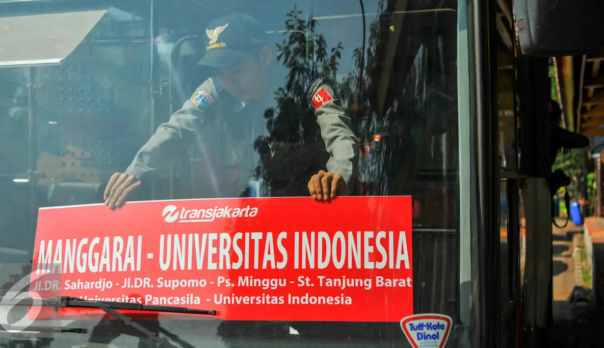 PT Transjakarta tambah cakupan untuk luar wilayah DKI Jakarta dengan menambah 4 rute baru dari UI Depok-Manggarai, Jakarta, Senin (25/4/2016). Rute UI Depok-Manggarai ini mulai diujicobakan  pada hari ini dengan 5 armana bus. (Liputan6.com/Yoppy Renato)