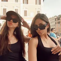 Yuki Kato dan Jessica Mila tampil dengan atasan hitam tanpa lengan. Yuki pun tanktop dengan celana denim dan topi capnya. @jscmila