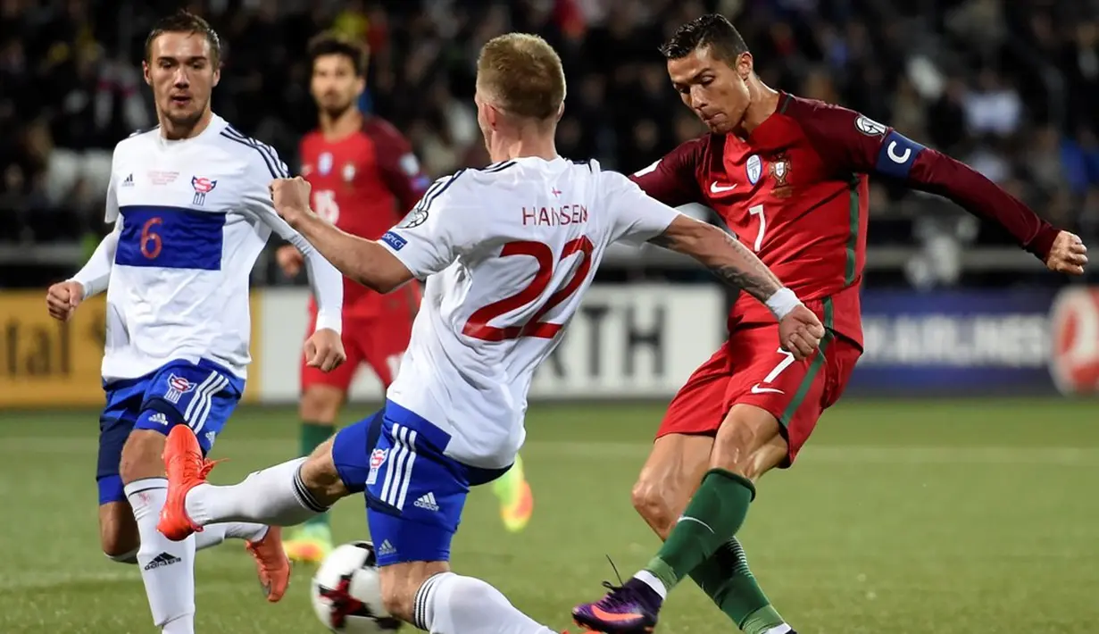 Cristiano Ronaldo saat mencetak gol ke gawang Kepulauan Faroe pada laga Grup B Kualifikasi Piala Dunia 2018 zona Eropa di Torsvollur Stadium, Selasa (11/10/2016) dini hari WIB. (AFP/Francisco Leong)
