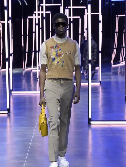 Gaya smart casual ini bisa kamu tiru. Padukan vest dan pants warna senada, tambahkan handbag agar lookmu makin kece (FOTO: doc FENDI).