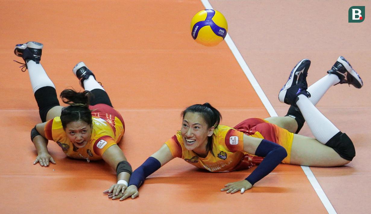 Tim putri Jakarta Elektrik PLN (JEP) menelan kekalahan untuk yang ketiga kalinya usai dibekuk Bandung BJB Tandamata dengan skor 0-3 (26-28, 22-25 dan 18-25) dalam laga lanjutan PLN Mobile Proliga 2022, Jumat (21/1/2022). (Bola.com/Bagaskara Lazuardi)