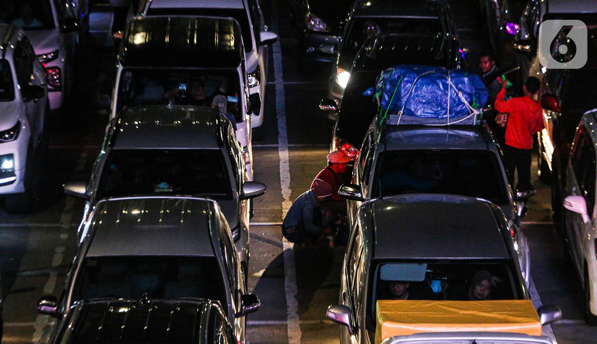 Total sudah lebih dari 25 ribu kendaraan telah keluar ke sejumlah daerah melalui Pelabuhan Merak, Banten.  (Liputan6.com/Faizal Fanani)