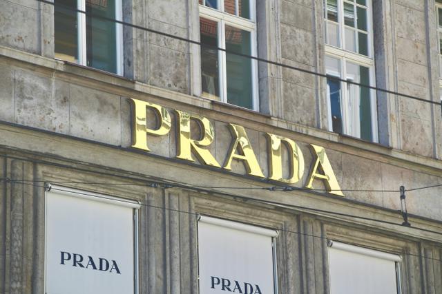 Prada Resmi Akuisisi Versace