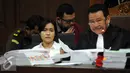 Jessica bersama penasehat hukumnnya saat sidang lanjutan pembunuhan Wayan Mirna Salihin dengan menghadirkan saksi ahli Ronny Rasman di Pengadilan Negeri Jakarta Pusat, Jakarta, Kamis (1/9). (Liputan6.com/Helmi Afandi)