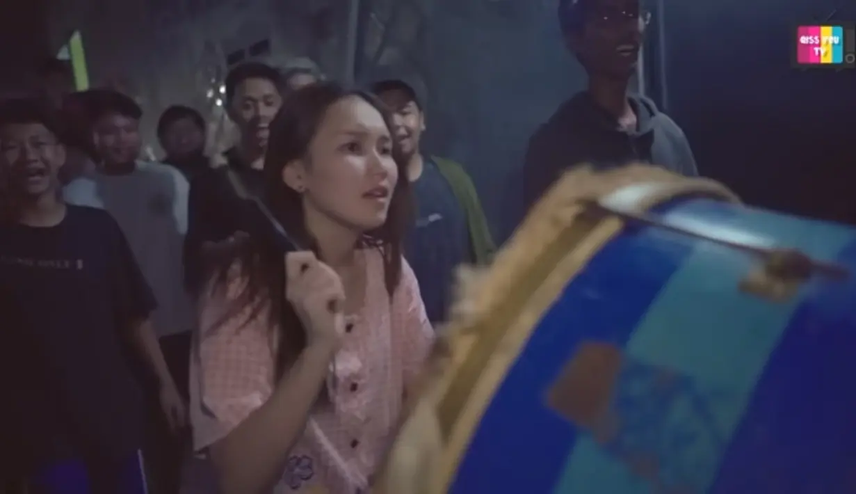 Potret pelantun lagu Sambalado itu saat menabuh bedug untuk membangunkan sahur masyarakat yang tinggal satu RT dengan Ayu. [Youtube/Qiss You TV]