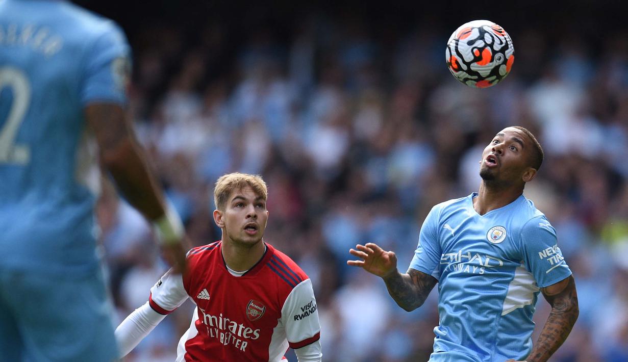 Unggul jumlah pemain, Manchester City semakin gencar melancarkan serangan. Hasilnya, Gabriel Jesus membawa The Citizens unggul 3-0 pada menit ke-43, setelah memanfaatkan umpan dari Jack Grealish. (Foto: AFP/Oli Scarff)