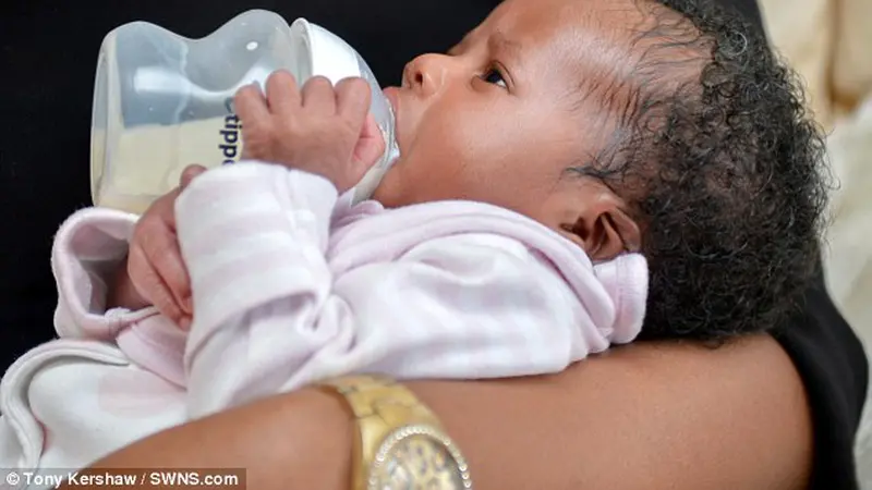 Baru Lahir 3 Hari, Bayi Ini Bisa Minum Susu dari Botol