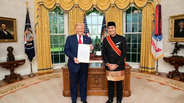 Duta Besar RI untuk AS M. Lutfi bersama dengan Presiden AS Donald Trump di Ruang Oval, Gedung Putih.