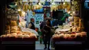 Pedagang sirip ikan hiu melayani pembeli di tokonya di Hong Kong (6/3). Namun budaya mengkonsumsi sirip ikan hiu di Hong Kong makin meluas dan banyak ditemukan dalam menu di restoran seafood di kota tersebut. (AFP/Anthony Wallace)