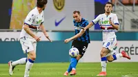 Gelandang Inter Milan, Christian Eriksen, melepaskan tendangan saat melawan Sampdoria pada laga Liga Italia di Stadion Giuseppe Meazza, Sabtu (8/5/2021). Inter Milan menang dengan skor 5-1. (AFP/Miguel Medina)